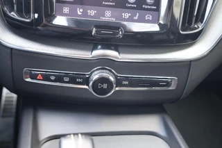 Volvo XC60 T6 Recharge AWD R-Design | Stoelverwarming & Koeling | 360° Camera | Panoramadak | Long Range | H/K | Keyless / 40