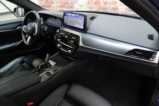 BMW 5 Serie Touring 530e High Executive M Sport Pakket Automaat  / Live Cockpit Professional / SOH 87% / Panoramadak / Trekhaak / Driving Assistant Professional / Comfortstoelen / Laserlight / Head-Up Display / Adaptief Onderstel / DAB / Parking Assistant / Hifi / 23