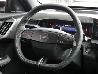 Opel Grandland Electric Business Edition 73 kWh | Elektrisch verstelb. bestuurdersstoel met geheugen | Elektrisch glazen panorama-dak | Voorstoel(en) met massagefunctie | Achterbank verwarmd | Warmtepomp | 20 inch Lichtmetalen velgen Diamond Cut / 16