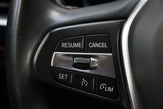 BMW 3 Serie Sedan 320i Executive Edition Automaat  / Trekhaak / Live Cockpit Professional / Cruise Control / Parkeersensoren / Neerklapbare Achterbank / Apple Carplay / Sportstuur / 36