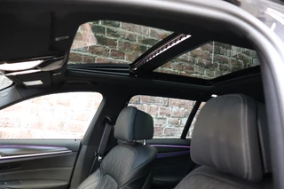BMW 5 Serie Touring 520i High Executive M Sport Pakket Automaat  / Trekhaak / Panoramadak / Stoelverwarming / Nappa Leder / Comfortstoelen / Achteruitrijcamera / Apple Carplay / Driving Assistant / Cruise Control / Navigatie Professional / Adaptief Onderstel / 22