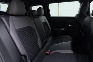 Jeep Compass Altitude 74 kWh | DEMO | 8 Jaar Speciale Garantie | Navigatie | Adapt. Cruise control | Climate control | Stoel- en stuurverwarming | Keyless | Zwart dak | 19" Lichtmetalen velgen / 15