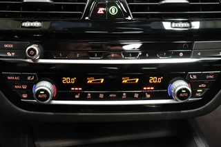 BMW 5 Serie Touring 520i High Executive M Sport Pakket Automaat  / Trekhaak / Navigatie Professional / Achteruitrijcamera / Comfortstoelen / DAB / Apple Carplay / Stoelverwarming / Adaptief Onderstel / Cruise Control / LED / 26