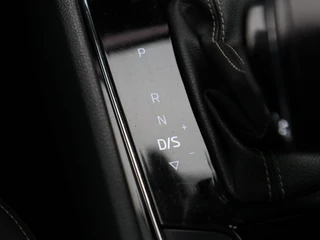 Skoda Karoq 1.5 TSi 150 Pk Automaat Sportline Business | Trekhaak | Stoel/Stuurverwarming | Panorama dak | Matrix LED | Camera | CarPlay | Parkeersensoren | 18 Inch | 50.137 Km !! / 34