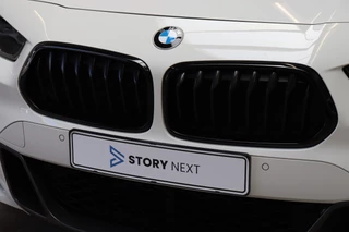 BMW X2 xDrive20i High Executive M Sport Pakket Automaat  / Navigatiesysteem Plus / Leder / Panoramadak / Achteruitrijcamera / Stoelverwarming / Climate Control / Hifi / Shadow Line / Parkeersensoren voor+achter / Extra Getint Glas / 19 Inch / 12