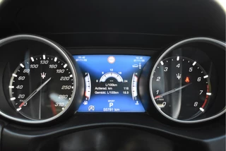 Maserati Levante 3.0 V6 AWD GranLusso 350 pk Facelift Driver ass.Pack 1 | Open dak | Harman/Kardon | Camera | Luchtvering | Carplay | Keyless | DAB | Full LED | 20" / 18