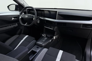 Opel Frontera 1.2 Turbo 145pk Hybrid Automaat GS 7 persoons | 8 Jaar speciale garantie | Navigatie | Stoel- en stuurverwarming | Verwarmbaar voorraam | Dakrails | Achteruitrijcamera | Climate control | 17" Lichtmetalen velgen / 19