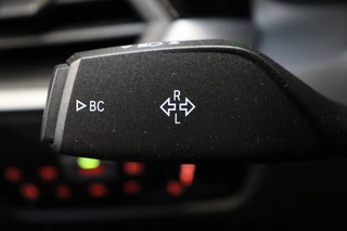 BMW 3 Serie Sedan 320i Executive Edition Automaat  / Trekhaak / Live Cockpit Professional / Cruise Control / Parkeersensoren / Neerklapbare Achterbank / Apple Carplay / Sportstuur / 35