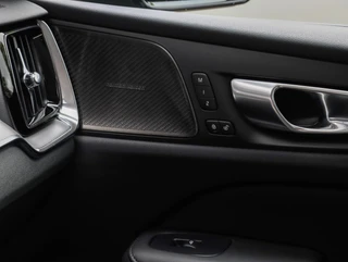 Volvo V60 T8 AWD Plus Dark / 12