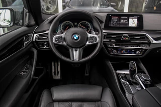 BMW 5-serie M550d xDrive High Executive | 2e eigenaar | Driving Assistant Plus | Innovation pakket | Stoelverwarming & -ventilatie | Stuurverwarming | Harman-kardon | 360 camera / 11