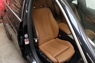 BMW 3 Serie Touring 330i High Executive M Sport Pakket Automaat  / Navigatie Professional / Panoramadak / Leder  / Trekhaak / Parkeersensoren voor+achter / Comfort Acces / Head-Up Display / Stoelverwarming / Achteruitrijcamera / Hifi / 19 Inch / Chrome Line / 18