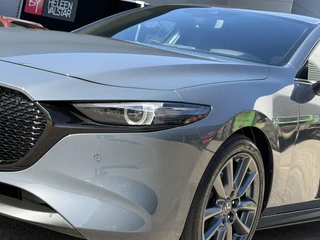 Mazda 3 2.0 e-SkyActiv-G M Hybrid 122 Comfort met Bose | Apple Carplay / Android Auto | Navigatiesysteem | Licht + Regensensor | Elektrisch Verstelbare Bestuurderstoel  | Stoel + Stuurverwarming | Parkeersensoren Voor + Achter | Camera Achter | 18"Lichtmetalen velgen | Lederen Bekleding | Cruise Control Adaptief / 9