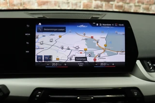 BMW X1 sDrive20i Executive Automaat  / Navigatiesyteem / Panoramadak / Achteruitrijcamera / DAB / Extra Getint Glas / 17 Inch / Dakdraagsysteem / Travelpack / DAB / Sportstoelen / Parkeersensoren voor+achter / 19