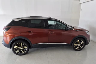 Peugeot 3008 1.2 PureTech Allure / 7