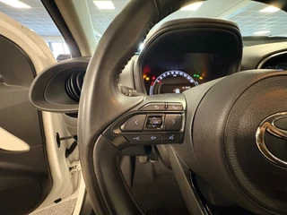 Toyota Aygo X 1.0 VVT-i MT first / apple /stoelverw /cruisec /camera/pdc/clima/boeken / 37