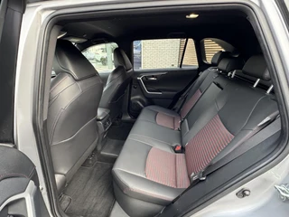 Toyota RAV4 2.5 Plug-in Hybrid AWD BI-TONE PLUS JBL-AUDIO NAVI HEAD-UP BLIND SPOT 360° CAMERA STOEL/STUURVERW EL-KLEP APPLE/ANDROID 1500KG TREKGEW KLASSE 3 ALARM 4S-BANDEN / 16