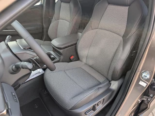 Toyota bZ4X Touring Dynamic 75 kWh NIEUW DIRECT LEVERBAAR! 360 CAMERA STOEL/STUURVERW WARMTEPOMP BLIND SPOT EL-ACHTERKLEP KEYLESS PARK-SENSOREN APPLE/ANDROID / 12