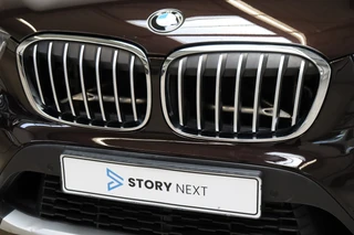 BMW X1 xDrive25i High Executive xLine Automaat  / Navigatiesysteem Plus / Driving Assistant Plus / Trekhaak / Panoramadak / Park Assistant / Leder / Park Assistant / AWD / 18 Inch / Head-Up Display / Stoelverwarming / Hifi / Parkeersensoren / Climate Control / LED / 9