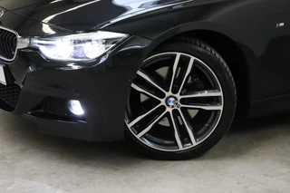 BMW 3 Serie Touring 330i High Executive M Sport Pakket Automaat  / Navigatie Professional / Panoramadak / Leder  / Trekhaak / Parkeersensoren voor+achter / Comfort Acces / Head-Up Display / Stoelverwarming / Achteruitrijcamera / Hifi / 19 Inch / Chrome Line / 9