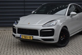 Porsche Cayenne Coupé 3.0 E-Hybrid Platinum Edition *Krijt* | Sportuitlaat | Panorama | ACC | Trekhaak | Ventilatie | Achterasbesturing | Bose | Head-Up | 22'' Wielen | / 40