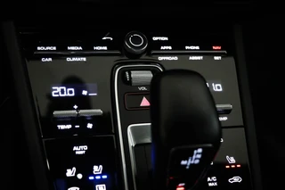 Porsche Cayenne 3.0 E-Hybrid Platinum Edition | LUCHTVERING | MASSAGE | STOELVENTILATIE | COMFORTSTOELEN | CAMERA | 22" / 43