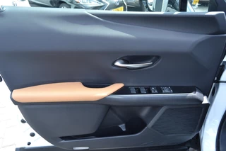 Lexus UX 250h F Sport Design NL-AUTO FACELIFT STOELVERW TRIPLE-LED / 18