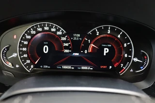 BMW 5 Series Touring 520i High Executive M Sport Pakket Automaat  / Navigatiesysteem Professional / Adaptieve LED-koplamp / Hifi / Climate Control / Parkeersensoren / Sfeerverlichting / Chrome Line / Sportstoelen / Cruise Control / Stoelverwarming / 25