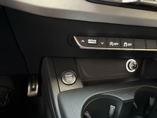 Audi A4 Avant 35 TFSI S Edition Leder-Stof Navigatie LED Parkeersensoren / 24