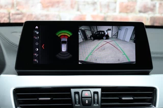 BMW X1 sDrive20i High Executive xLine Automaat  / Navigatiesysteem Plus / Trekhaak / Achteruitrijcamera / Leder / Head-Up Display / 19 Inch / Adaptieve LED-koplampen / Hifi / Sportstoelen / DAB / Stoelverwarming / Extra Getint Glas / Lichtpakket / 23