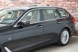 BMW 5 Series Touring 530i High Executive Luxury Line Automaat  / Navigatiesysteem Professional / Panoramadak / Trekhaak / Comfortstoelen / Driving Assistant Plus / Adaptieve LED-koplampen / Hifi / Stuurwielrand Verwarmd / Achteruitrijcamera / Head-Up Display / Stoelverwarming / 10