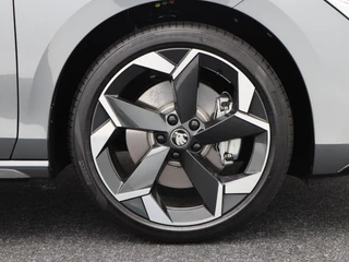 Skoda Superb Combi 1.5 TSi 204 Pk PHEV Sportline Business | Trekhaak | Carplay | Canton Audio | Head-up Display | Panoramadak | Virtual Cockpit | Adaptive Cruise | 19 Inch / 16