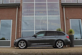 BMW 3-serie Touring 318i Centennial Executive M-sport | 2e eigenaar | HiFi audio | Navigatie | Bluetooth | Climate control | M-sportstuur | Cruise control | PDC | 18 inch | Trekhaak / 7