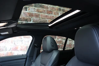 BMW 3 Serie Sedan 330i High Executive M Sport Pakket Automaat  / Live Cockpit Professional / Schuif-/kanteldak / M Sportremsysteem / Leder / Shadow Line / 19 Inch / Extra Getint Glas / Stoelverwarming / Climate Control / Parkeersensoren voor+achter / Stuurwiel Verwambaar / Hifi / 26
