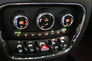 MINI Clubman Cooper S Chili Serious Business Automaat / Navigatiesysteem Professional / Panoramadak / Trekhaak / Leder / 19 Inch / Driving Assistant / Lichtpakket / Achteruitrijcamera / Climate Control / Harman Kardon / Stoelverwarming / 30