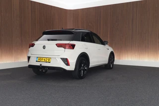 Volkswagen T-Roc 1.5 TSI 150pk DSG R-Line Business+ Black Style Trekhaak Camera IQ.Light Panoramadak Virtual Cockpit Navigatie / 11