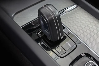 Volvo XC60 2.0 T6 Plug-in hybrid AWD R-Design Pano Trekhaak Harman Kardon Stoelverwarming 21" / 33