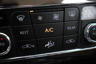 Bentley Flying Spur 6.0 W12 | LEDER | SCHUIFDAK | KERAMISCH | NAIM SOUNDSYSTEM | ENTERTAINMENT ACHTERIN | STOELVERKOELING/VERWARMING | MASSAGE | CAMERA | AIRCO | CRUISE | NAVI | / 70