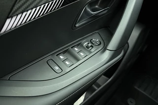 Peugeot e-2008 EV Allure Avantage 54 kWh | Navigatie | Achteruitrijcamera | Adapt. Cruise control | Parkeersensor | Apple Carplay/Android Auto | Lichtmetalen velgen / 18
