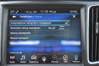 Maserati Levante 3.0 V6 AWD GranLusso 350 pk Facelift Driver ass.Pack 1 | Open dak | Harman/Kardon | Camera | Luchtvering | Carplay | Keyless | DAB | Full LED | 20" / 69