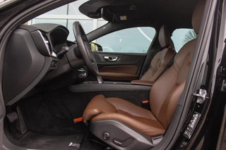 Volvo V60 2.0 B4 Inscription | NL auto | 2e eigenaar | BTW auto | Stuurverwarming | Leer | Cruise control | DAB | Camera | LED | Navigatie | Bluetooth | PDC / 14