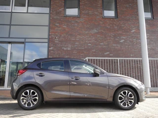 Mazda 2 1.5 Skyactiv-G Dynamic+ | Cruise control | Trekhaak | Airco | Lichtmetalen velgen | 5 deurs | Navigatiesysteem | Elektrische ramen / 2