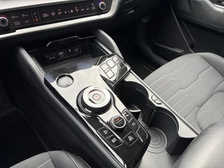 Kia Sportage 1.6 T-GDi Plug-in Hybrid AWD DynamicLine Luxury | Apple Carplay / Android Auto | Navigatiesysteem | Stoel + Stuurverwarming | Elektrisch Verstelbare Bestuurdersstoel | Licht + Regensensor | Parkeersensoren Voor + Achter | Camera Achter | Cruise Control Adaptief | Rijstrooksensor + Correctie | 19"Lichtmetalen Velgen / 23