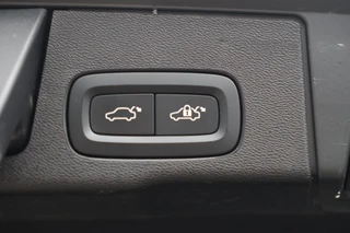 Volvo XC60 T6 Recharge AWD Plus Bright | Stoelverwarming | Trekhaak | 360° Camera |  Long range  | Pilot Assist |  BLIS  | Keyless / 17