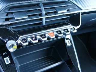 Peugeot 2008 1.2 PureTech Active Pack | 100PK | Trekhaak | Cruise Control | Parkeersensoren Achter | Airco | Navigatie | Climate Control | / 21