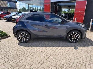 Toyota Aygo X Hybrid 115 GR Sport CABRIODAK NIEUW IN DE SHOWROOM DIRECT LEVERBAAR 18'' LM-VELGEN PDC STOELVERWARMING AD-CRUISE / 24