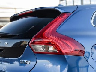 Volvo V40 2.0 D3 150 PK Business Sport R-Design Panoramadak Harman Kardon LED Standkachel Trekhaak Stoelverwarming 18" / 42