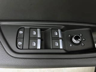 Audi A4 Avant 35 TFSI S - Line | Automaat | Adaptive Cruise | Camera | Stoelverwarming | Navigatie | Leder / 35