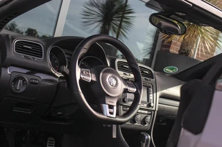 Volkswagen Golf Cabrio 2.0 TSI GTI | 2e eigenaar | DSG | Xenon | Stoelverwarming | Climatronic | Cruise control | Navigatie | Bluetooth | PDC | 18 inch Detroit | Origineel / 31