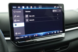 Volkswagen T-Roc 1.5 eTsi 150pk DSG R-Line First Edition Trekhaak Camera Keyless Stoelverwarming Virtual Cockpit Carplay / 21