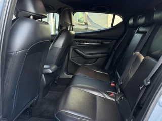 Mazda 3 2.0 e-SkyActiv-G M Hybrid 122 Comfort met Bose | Apple Carplay / Android Auto | Navigatiesysteem | Licht + Regensensor | Elektrisch Verstelbare Bestuurderstoel  | Stoel + Stuurverwarming | Parkeersensoren Voor + Achter | Camera Achter | 18"Lichtmetalen velgen | Lederen Bekleding | Cruise Control Adaptief / 38